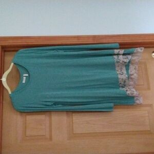 LORI GOLDSTEIN LONG SLEEVE,LACE TRIM,SCOOP NECK TUNIC TOP. MEDIUM